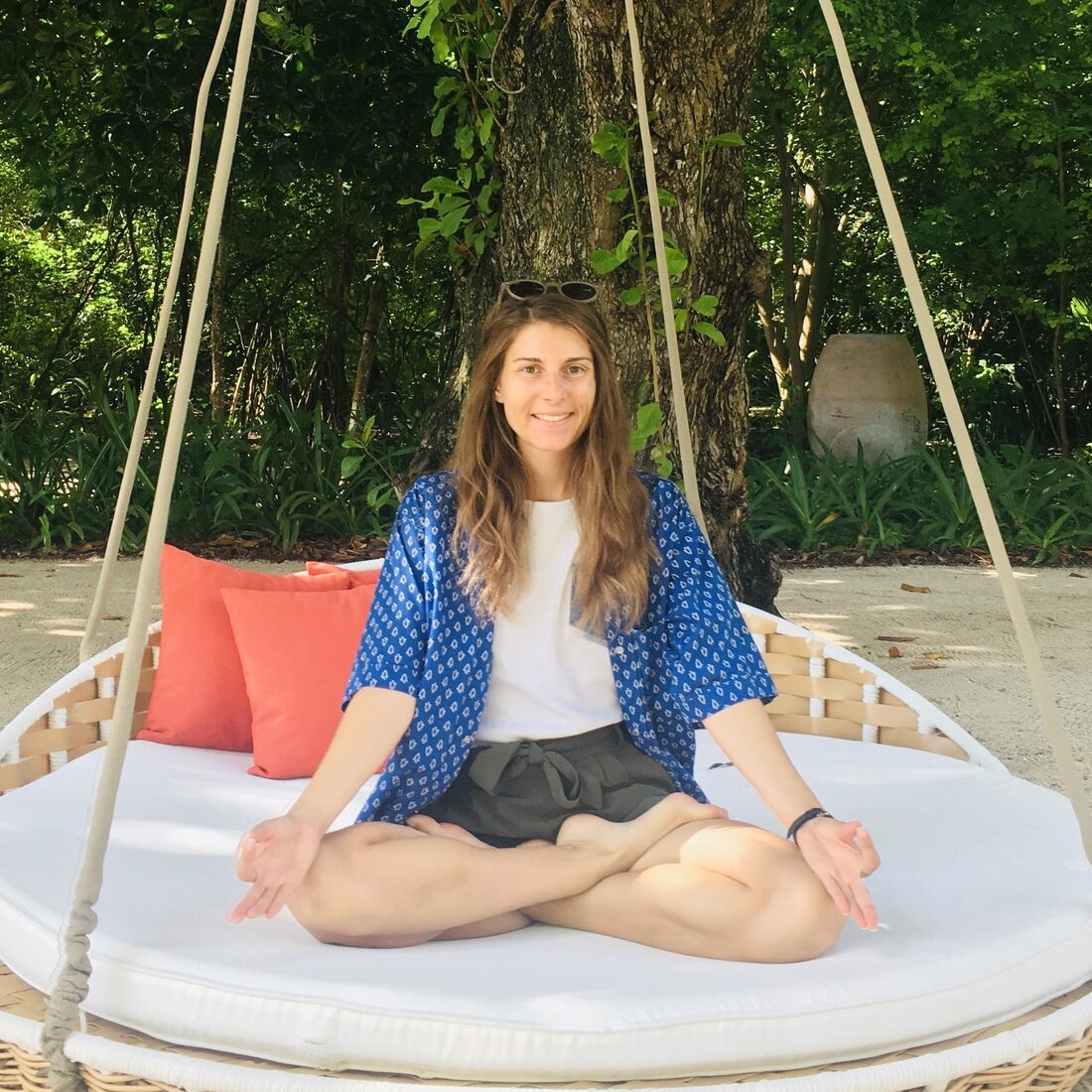 Lucile, assise en méditation dans un jardin